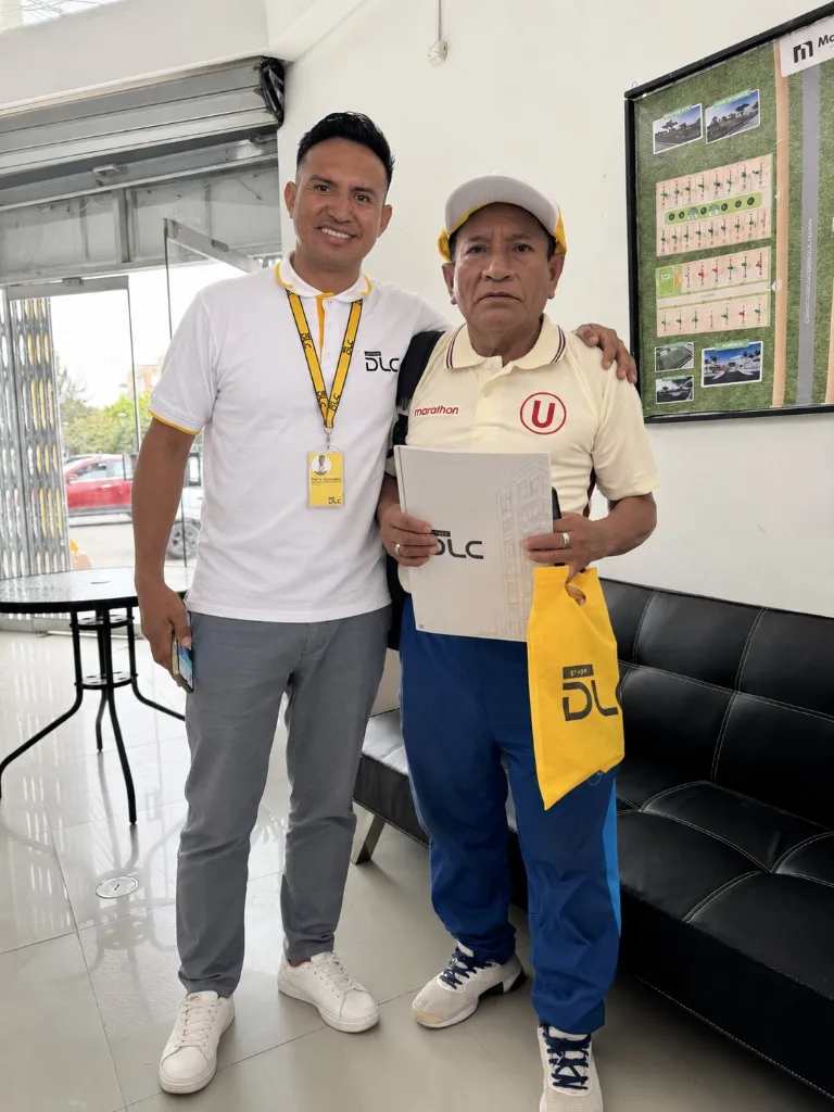 Asesor de Grupo DLC con un cliente satisfecho en la oficina