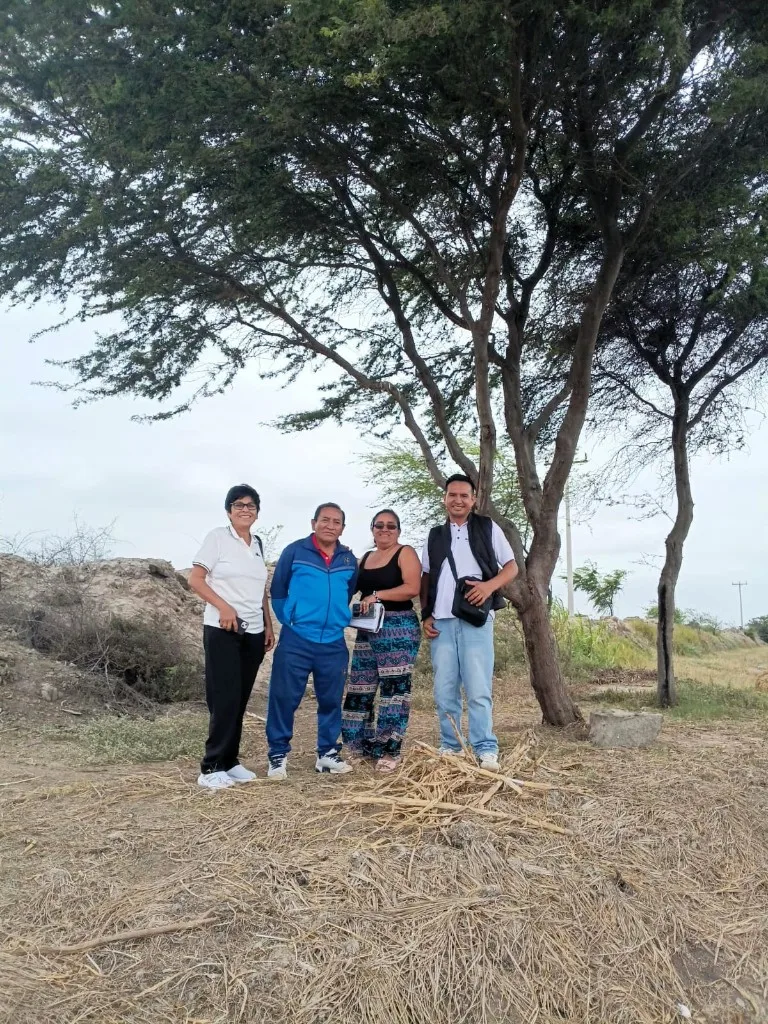Familia junto al equipo de Grupo DLC durante una visita al terreno