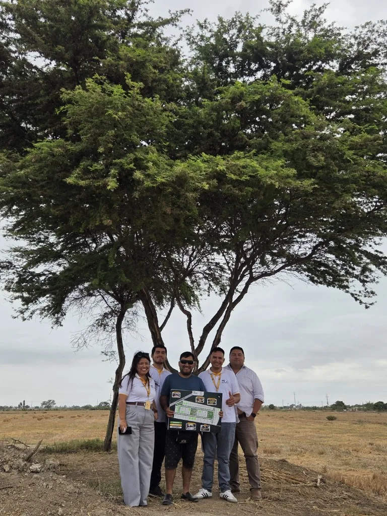 Clientes y asesores de Grupo DLC revisando el plano en el terreno